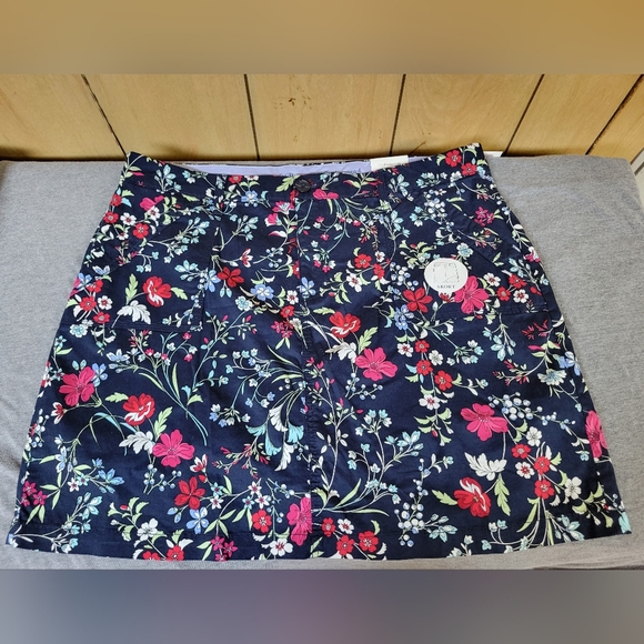 Women's Scort by Croft & Barrow - Picture 1 of 11